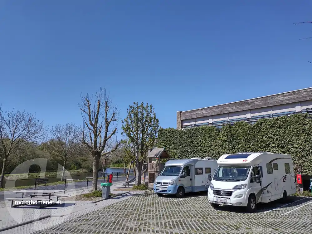 Menen camper parking badhuis West Vlaanderen Belgie