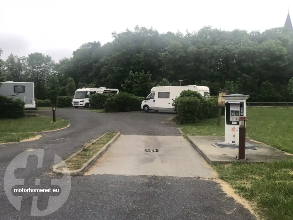 Neussargues Moissac camper parking centrum Auvergne Rhone Alpes Frankrijk
