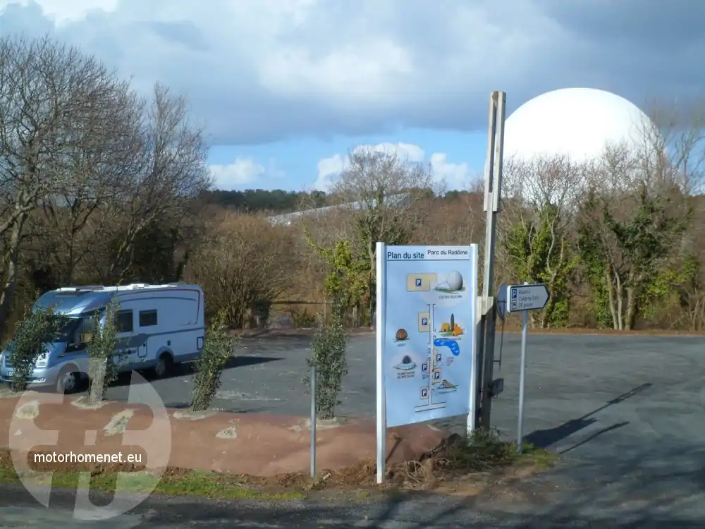Pleumeur Bodou camper parking parc du Radome Bretagne Frankrijk