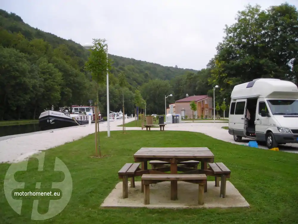 Froncles camper parking jachthaven Grand-Est Frankrijk