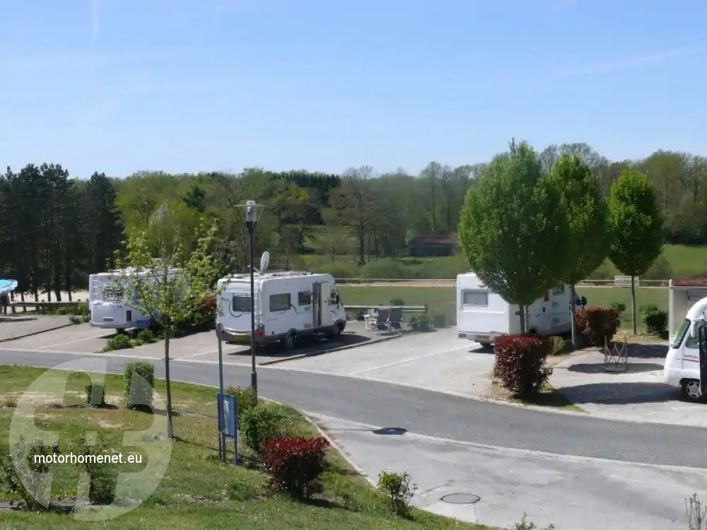 Oradour-Sur-Glane camper parking sportvelden Nouvelle-Aquitaine Frankrijk