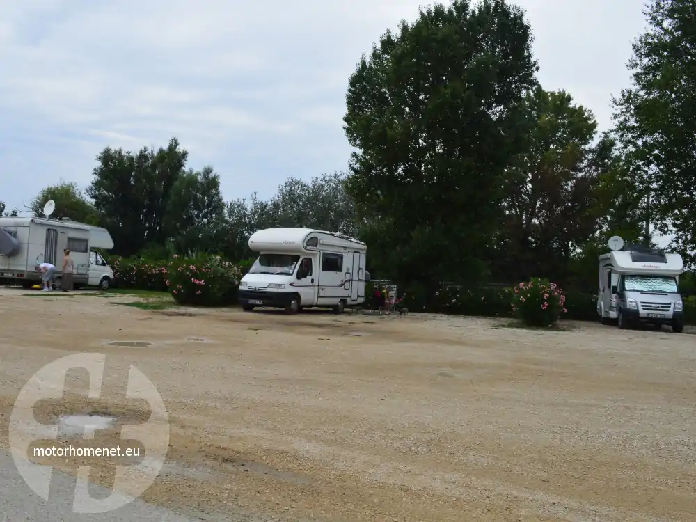 Bellegarde camper parking jachthaven Occitanie Frankrijk