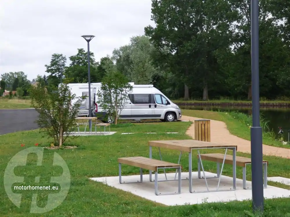 Molinet camper parking jachthaven Auvergne Rhone Alpes Frankrijk