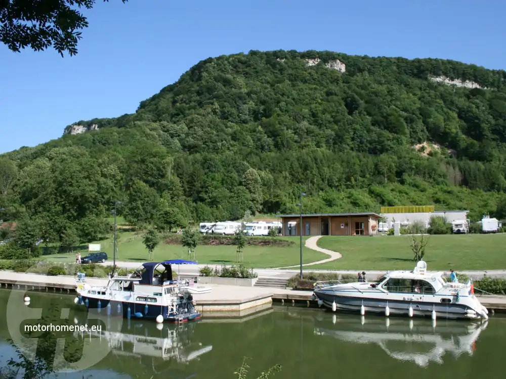 Baume Les Dames camperplaats vallei Doubs Bourgogne Franche Comte Frankrijk