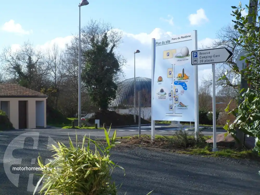 Pleumeur Bodou camper parking parc du Radome Bretagne Frankrijk