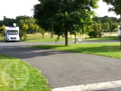 camper parking Lac Mousseau Avoine