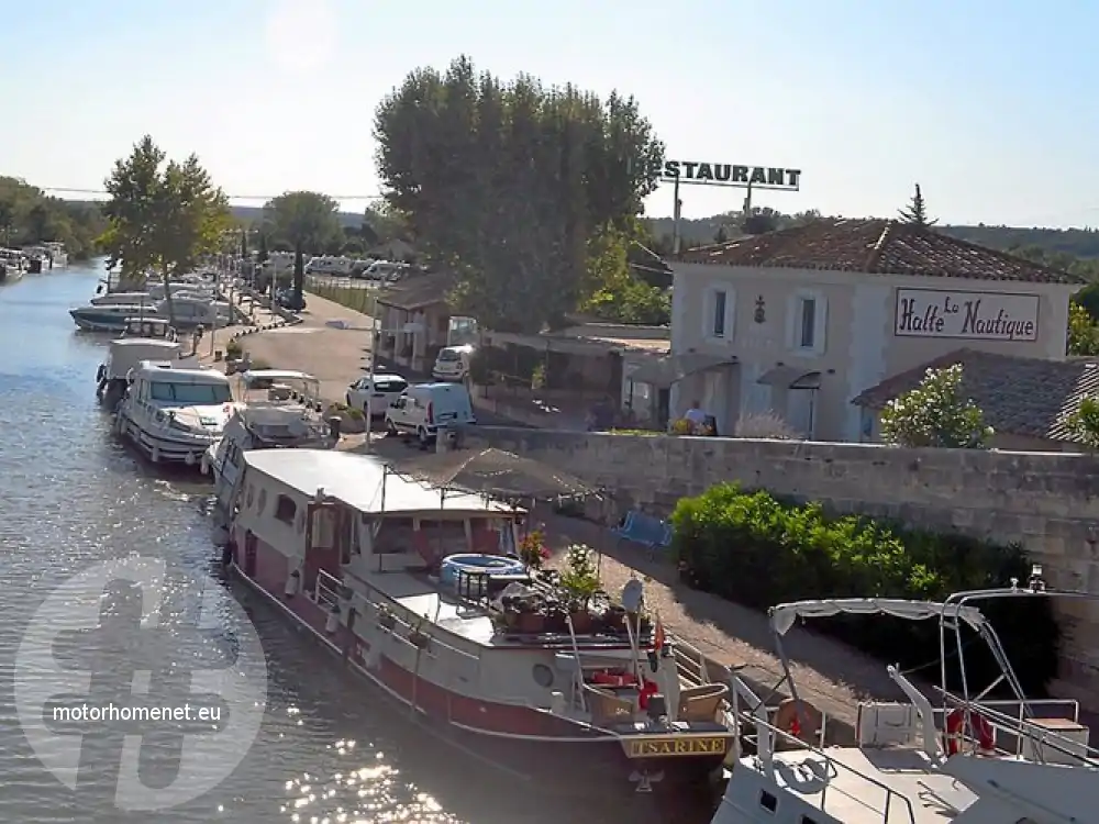 Bellegarde camper parking jachthaven Occitanie Frankrijk