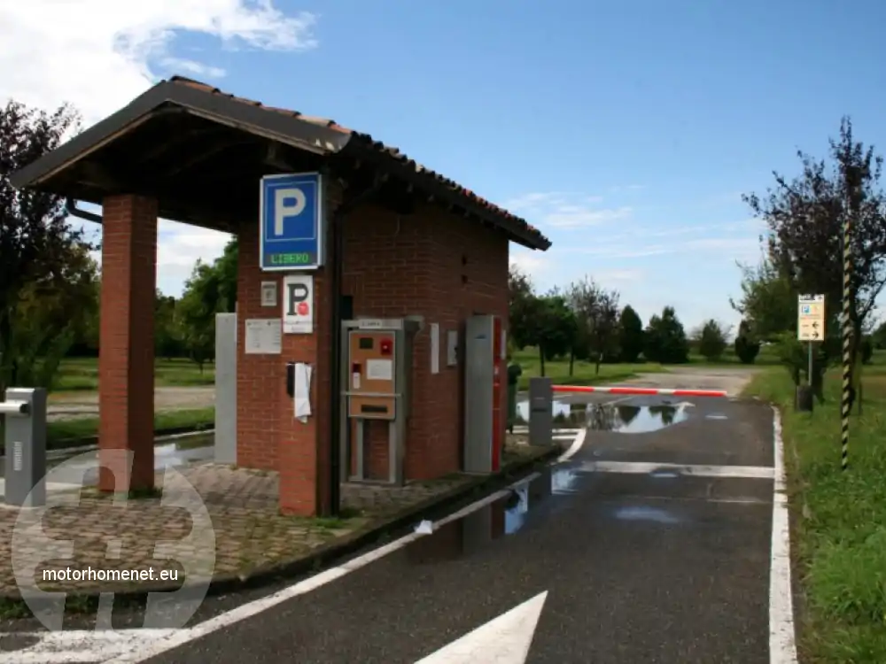 Certosa-Di-Pavia camper parking Lombardia Italie
