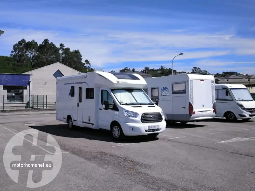 Navia camper parking groene zone Asturie Spanje